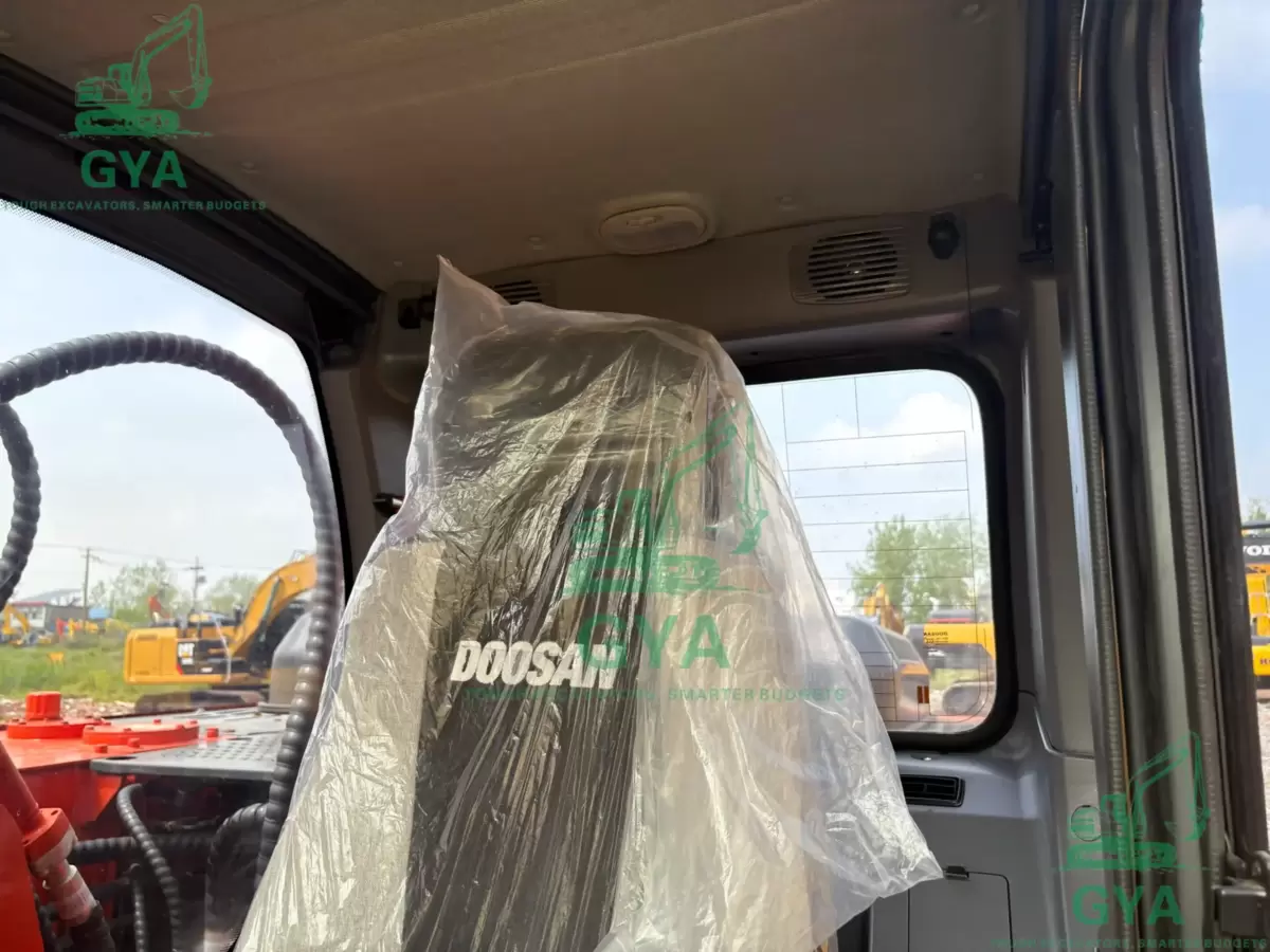 2017 Doosan DX225 detail photo 6