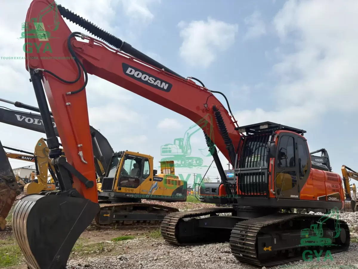 2017 Doosan DX225 detail photo 8