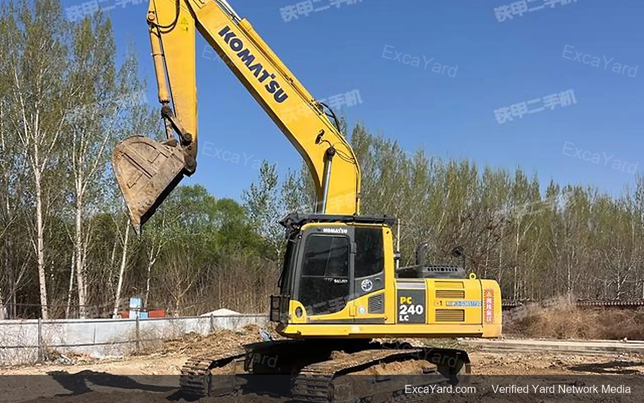 2020 Komatsu PC240LC8M0