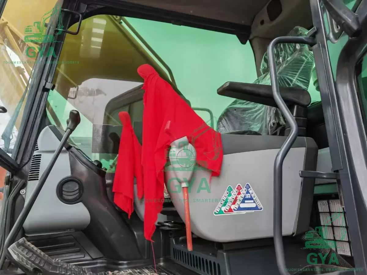 2015 Komatsu PC220-8 detail photo 4